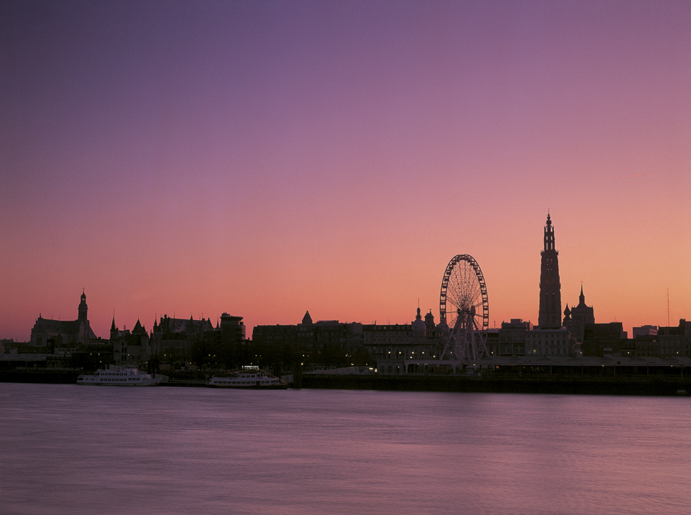 Anvers, le lever du soleil depuis la rive gauche de l'Escaut