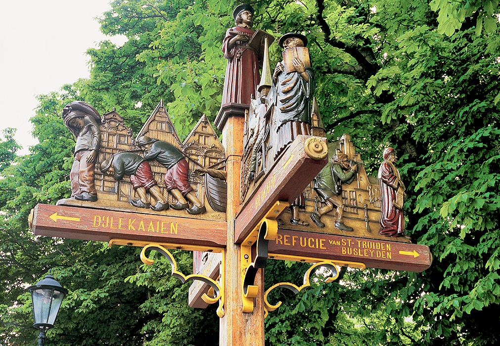 MALINES, sur le parvis de Saint-Rombaut