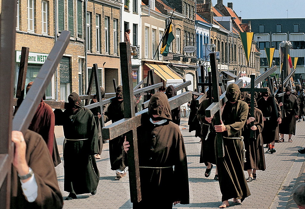 VEURNE, the pocession from St Walburg's church