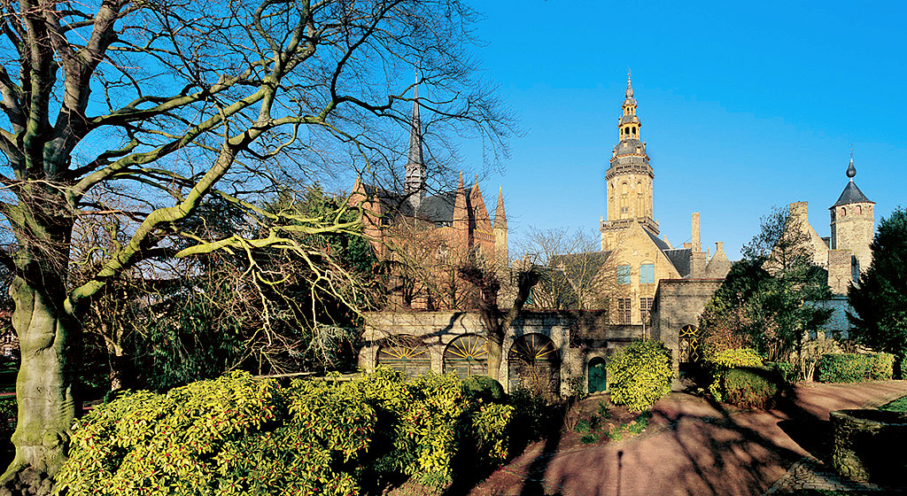 VEURNE, St Walburg's church, belfry and the town hall