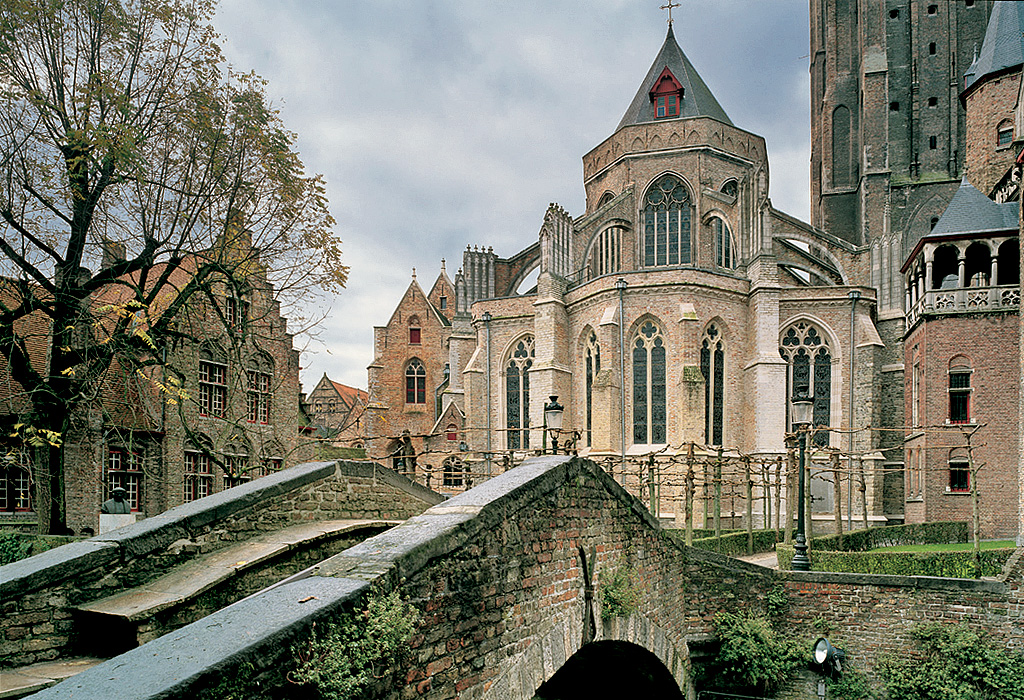 BRUGES, church of Our Lady houses