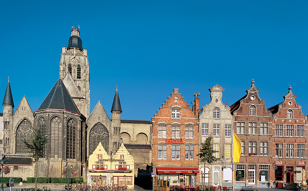 AUDENARDE, chevet de Sainte-Walburge, grand-place