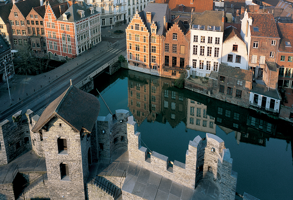 GAND, la Lieve longeant le château des Comtes