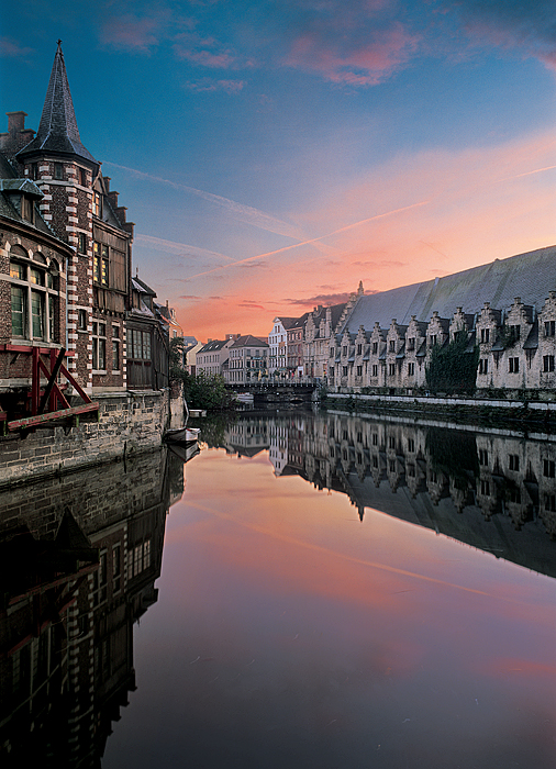 GENT, de achterzijde van de oude vismarkt en het Groot Vleeshuis langs de Leie