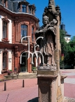 Wiltz, hôtel de ville, la croix de justice sculptée