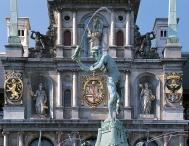 Anvers, l&#039;hôtel de ville et la fontaine de Brabo