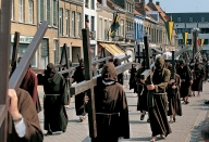VEURNE, processie vanuit de Sint-Walburgakerk