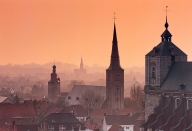 BRUGGE, klokkentorens van de Jerusalemkerk, de Sint-Annakerk en de S...