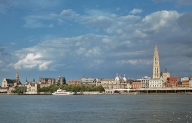 ANTWERPEN, panorama vanaf de linkeroever van de Schelde